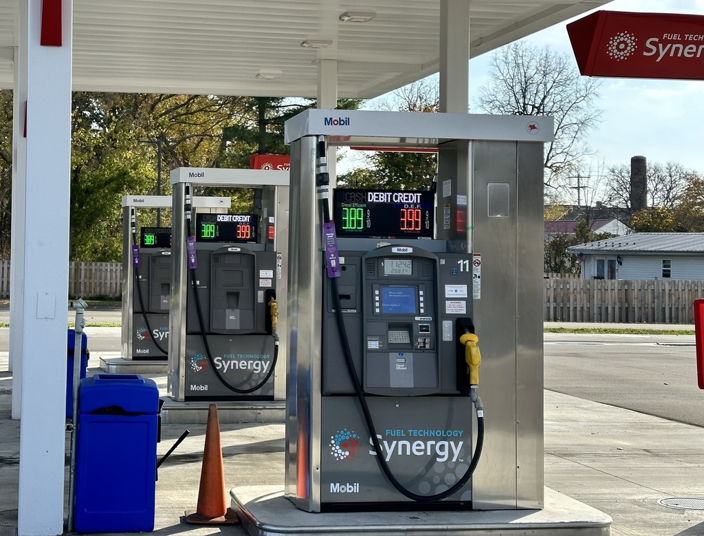 2 GRADES XL200 SERIES CASH/DEBIT/CREDIT TOGGLING PUMP TOP LED FUEL PRICE SIGN WITH 4.75" LED DIGITS